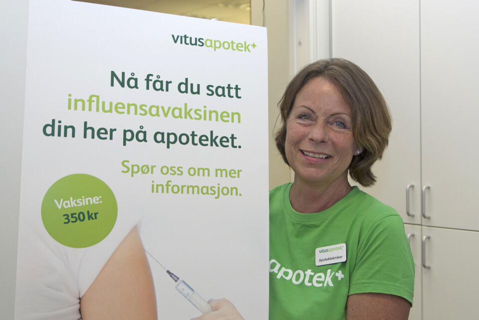 – Jeg synes det er på høy tid at folk kan få satt influensavaksinen når de er på apoteket. Folk vil ha fleksibilitet, sier apotektekniker Nina Øien ved Vitusapotek Barcode i Oslo. Foto: Kristin Rosmo