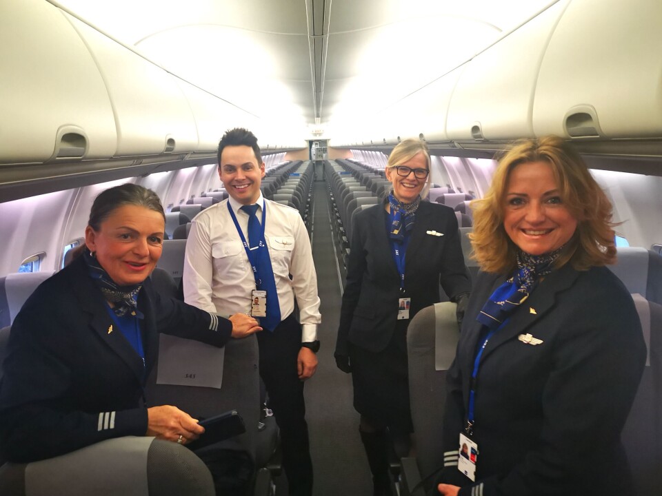 Kabinmedarbeidere, alle Parat-medlemmer, klar til avgang med null passasjerer. Fra venstre air purser Randi Kile Aune, air host Daniel Larsen, air host Oddrun Holten Løland og air purser Tove Beate Sørum Strand. Foto: Flykaptein Jo Kristian Walmann.