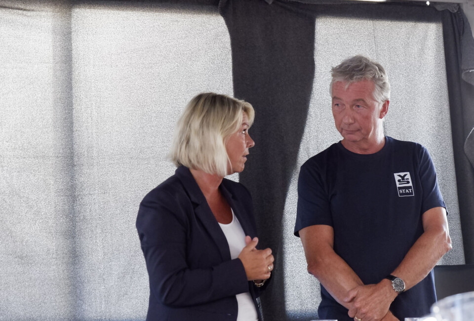 Kommunal- og moderniseringsminister Monica Mæland (H) i samtale med leder for YS-Stat Pål N. Arnesen under Arendalsuka 2019. Foto: Arve Sigmundstad