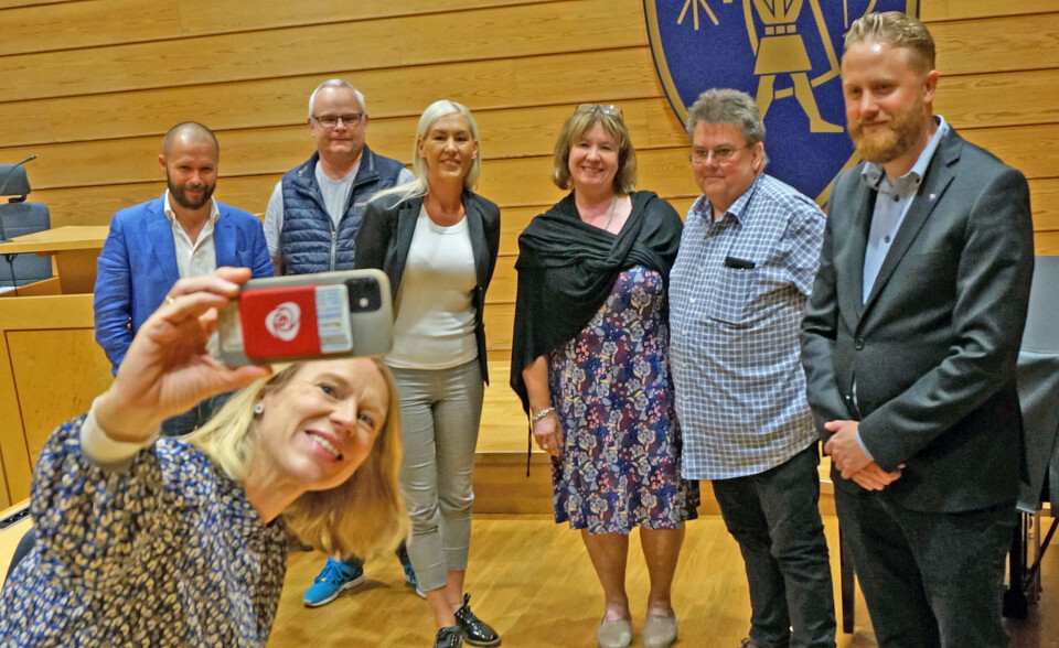 Politikerselfie i Ullensaker rådhus: Anniken Huitfeldt sikrer seg en selfie med ordfører Eyvind Jørgensen Schumacher, Anneli Nyberg, Linda Norbeck, Jo Hoel, Stein Grindheim og Arve Sigmundstad. Foto: Magne S. Otterdal.