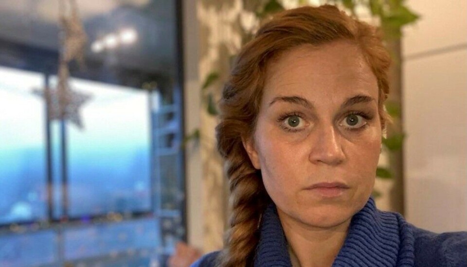 Masterstudent Karolina Byqvist jobbet 80 prosent på hotell ved siden av masterstudiene. Siden jobben forsvant har hun levd på sparepenger. – Økonomiproblemene tar all konsentrasjon og motivasjon, sier alenemoren. Foto: Privat