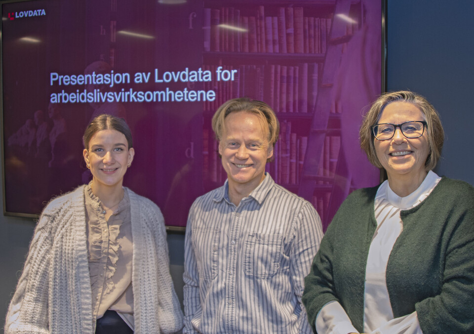 Nå skal tariffavtalene samles i Lovdata. Fra venstre: Redaksjonskonsulent i Lovdata Agnes Lovise Jensvoll, sektoransvarlig i YS Privat Tor André Sunde og leder for forhandlings- og arbeidslivsavdelingen i Parat Turid Svendsen. Foto: Trygve Bergsland.
