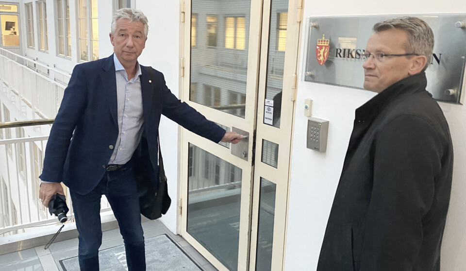YS Stat-leder Pål N. Arnesen på vei inn til Riksmekleren onsdag formiddag. Til høyre LO Stat-leder Egil André Aas. Foto: Vetle Daler