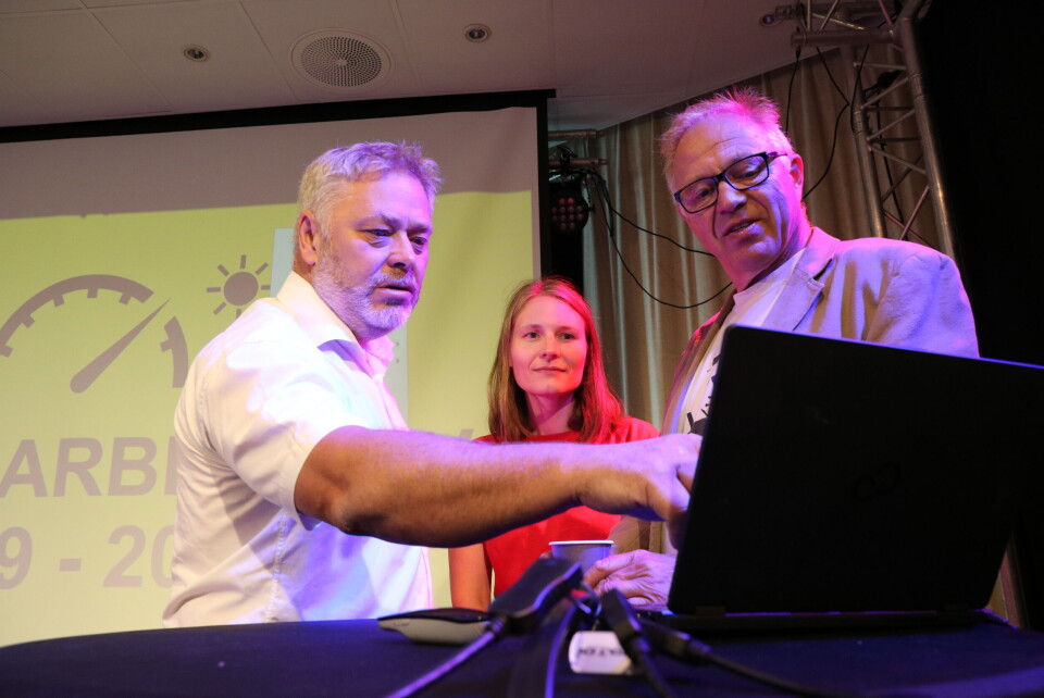 Tirsdag morgen ble hovedfunnene i YS Arbeidslivsbarometer for 2019 lagt frem på Arendalsuka. F.v.: YS-leder Erik Kollerud, AFI-forsker Mari Holm Ingelsrud og AFI-forsker Arild Steen. Foto: Liv Hilde Hansen