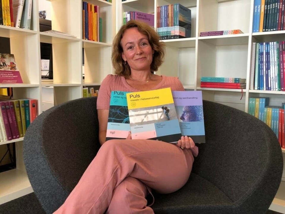 Forlagsredaktør i Fagbokforlaget, Mona Lien, her under lanseringen av de tre lærebøkene i helseservicefag. Foto: Fagbokforlaget.