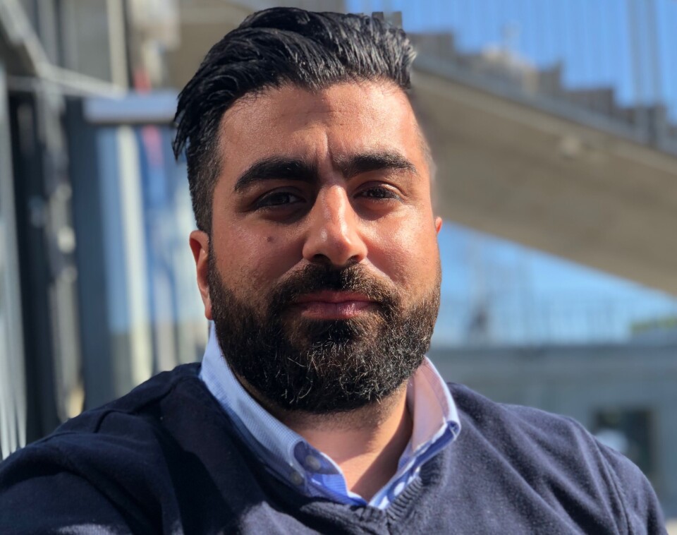 Daniel Katiraee ved Avarn Security får blomster av Parat for god norsk ledelse.