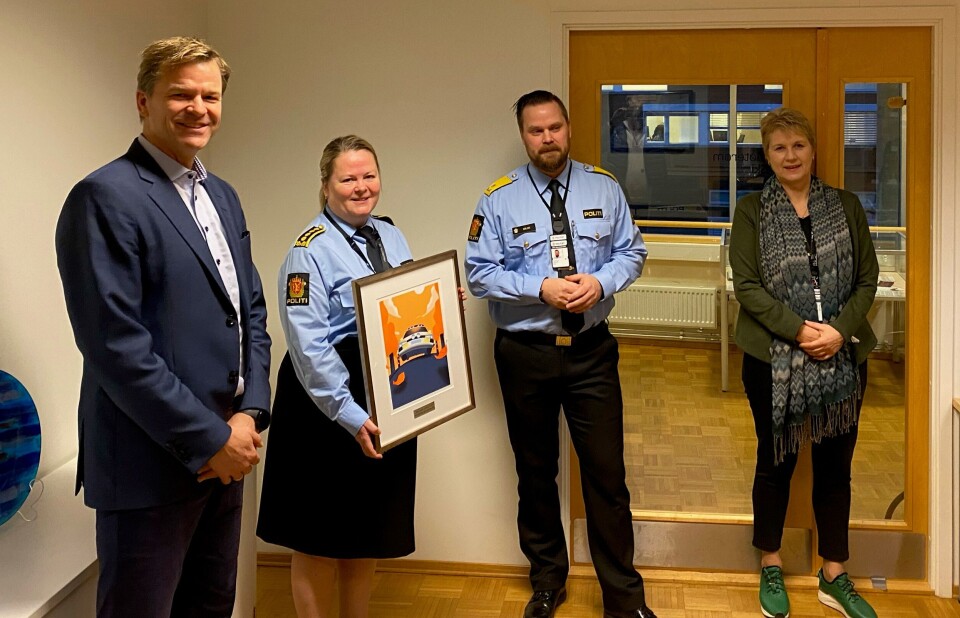 Prisvinner Eli Fryjordet (i midten, t.v.) sammen med Sigve Bolstad (t.v.), leder av Politiets Fellesforbund, Geir Solem (i midten, t.h.), visepolitimester i Øst politidistrikt, og Marit Ellingsen (t.h.), leder av Norges Politilederlag. Foto: PF