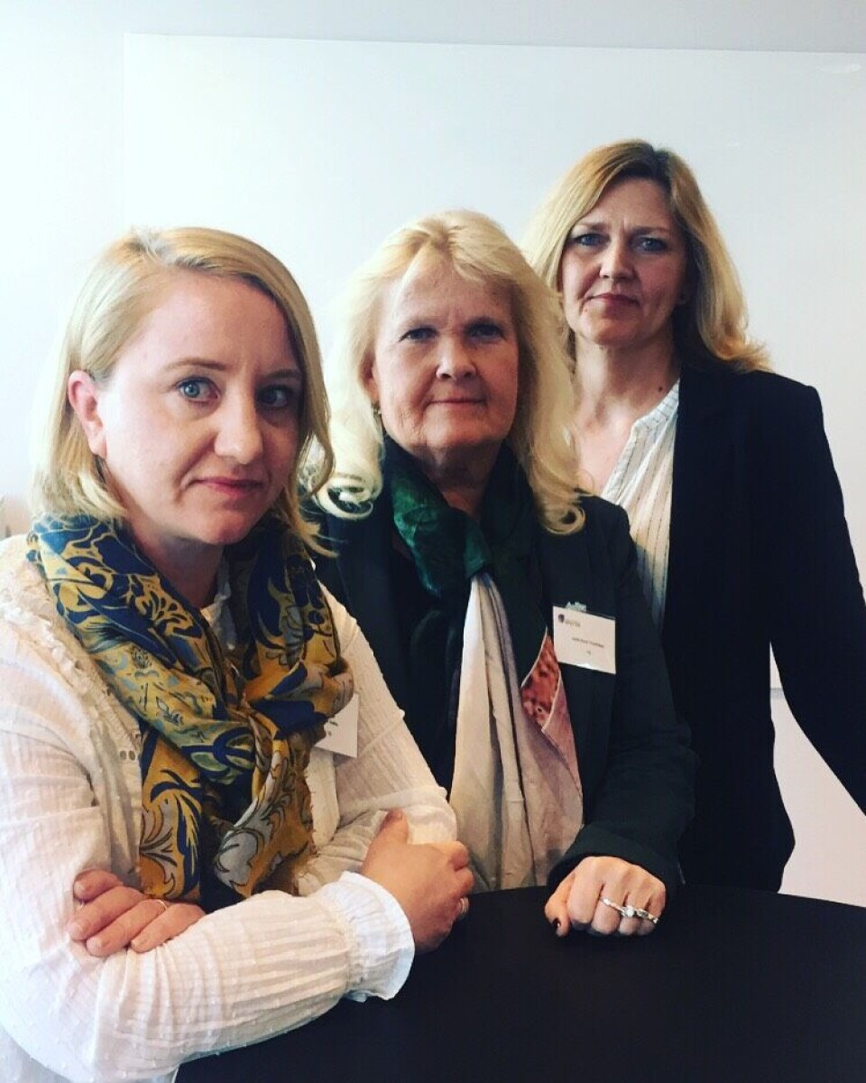 Fra venstre: Bodil Røkke, nestleder i Farmasiforbundet. YS Spekter-leder Lizzie Ruud Thorkildsen. Forhandler i Parat, Renate Messel Hegre