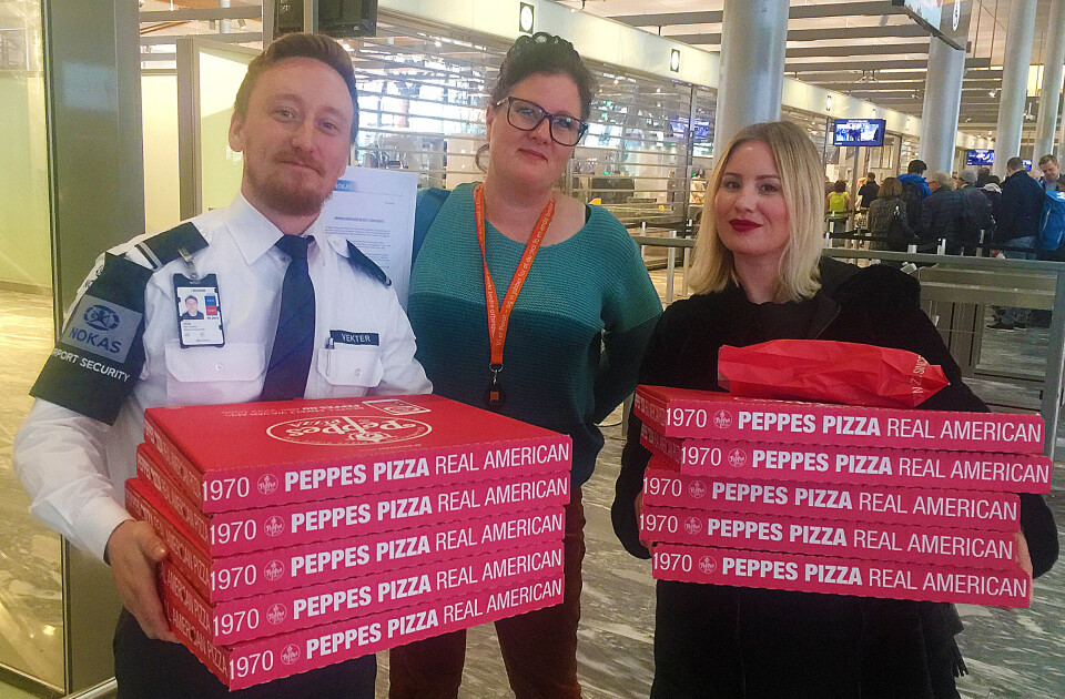 Det ble pizza-feiring for NOKAS-ansatte på Gardermoen fredag. F.v. John-Andrew Thompson, Hege-Charlotte Jacobsen og Carina Bjerkøe. Foto: Vetle Daler