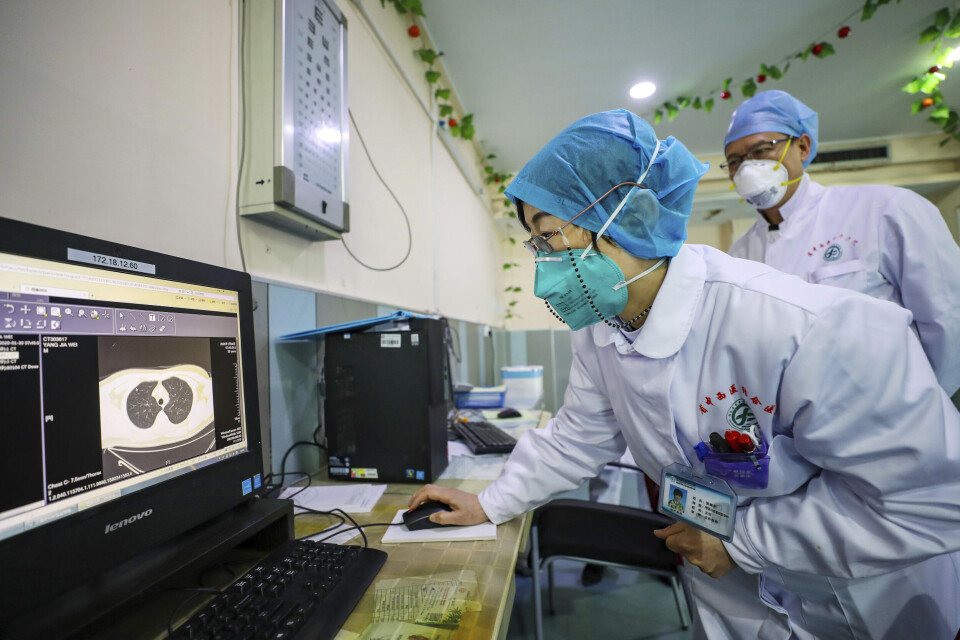 Leger ved et sykehus i Wuhan i Kina studerer en pasient som smittet av det nye coronaviruset. Foto: AP/NTB Scanpix.