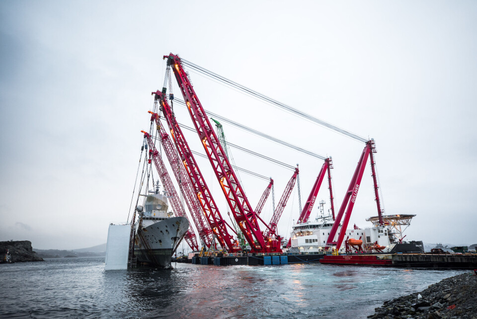 Fra hevingen av KNM Helge Ingstad. Foto: Forsvarets mediesenter