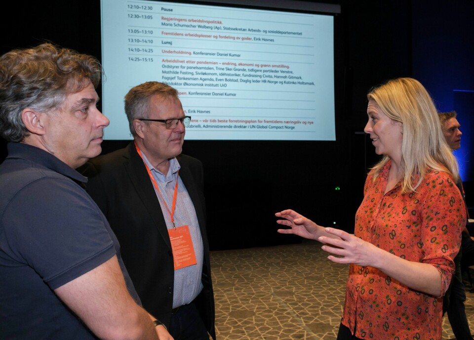 Oddbjørn Holsether og Jan Levi Skogvang i samtale med statssekretær Maria Schumacher Walberg (Ap). Foto: Ned Ally