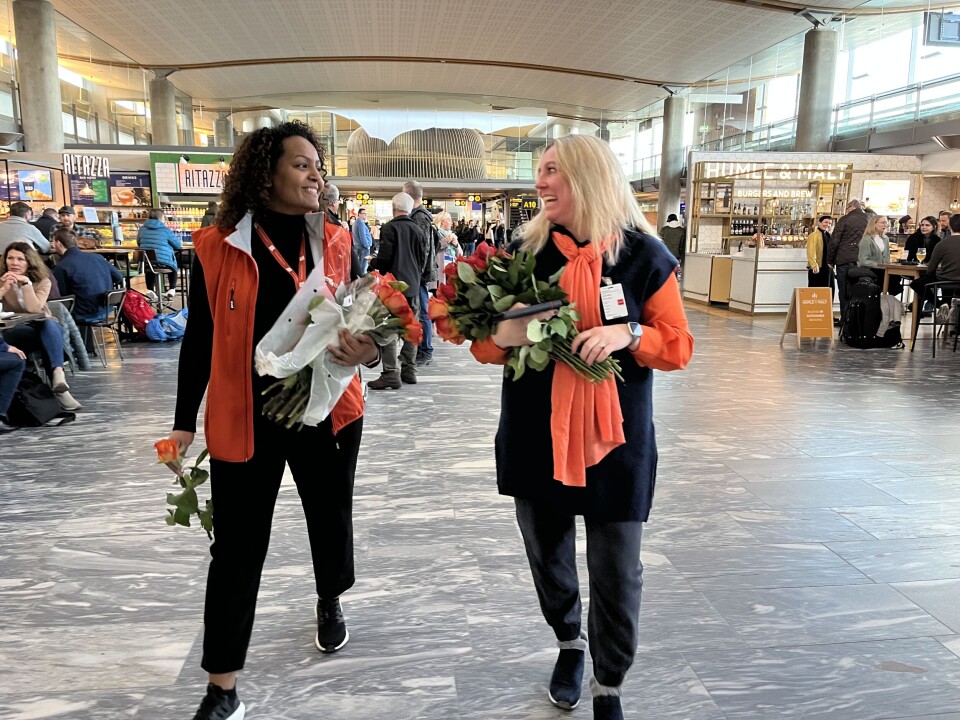 Parat-rådgiver Juliet Yemane (t.v.) og Parat-leder Unn Kristin Olsen på OSL. Foto: Helene Husebø