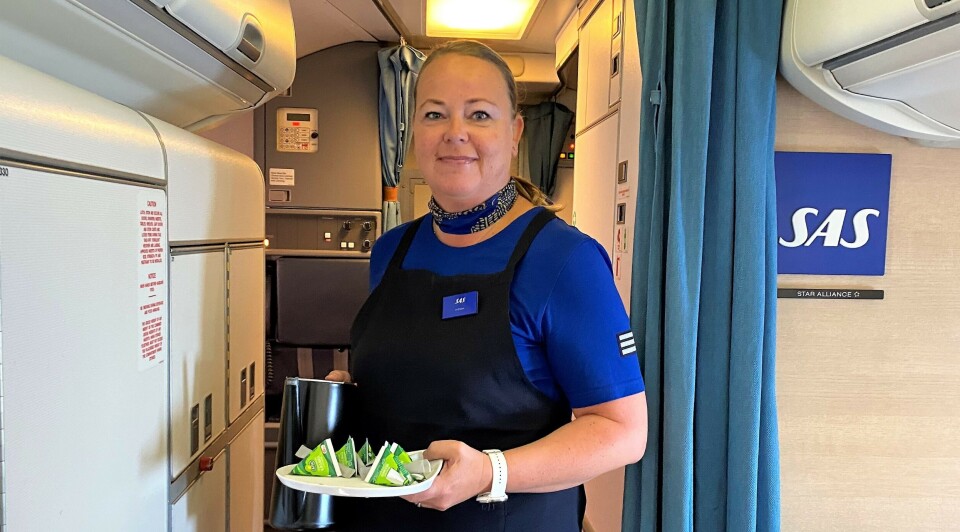Bente Arnesen opplevde å bli fysisk angrepet på jobb. Her er hun i tjeneste i SAS-kabinen. Foto: Privat