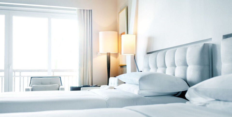 Antall hotellovernattinger mer enn halvert
