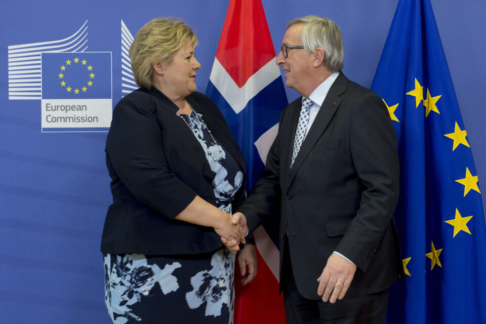 Statsminister Erna Solbergs ønsker en EU-koordinering av arbeidsmarkedskontrollen velkommen, her sammen med EU-kommisjonens president Jean-Claude Juncker i Brussel. Foto: Etienne Ansotte.