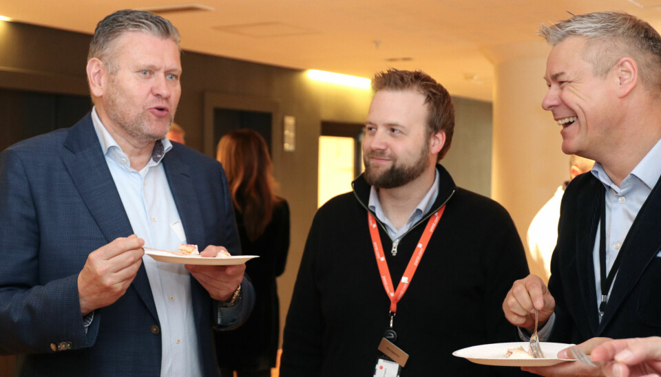 F.v.: Kjell Frode Vik, administrerende direktør i Avarn Security; Kjell Åge Ludvigsen, hovedtillitsvalgt og Lars Petter Larsen, forhandler i Parat feirer med kake hos NHO onsdag 24.04.24