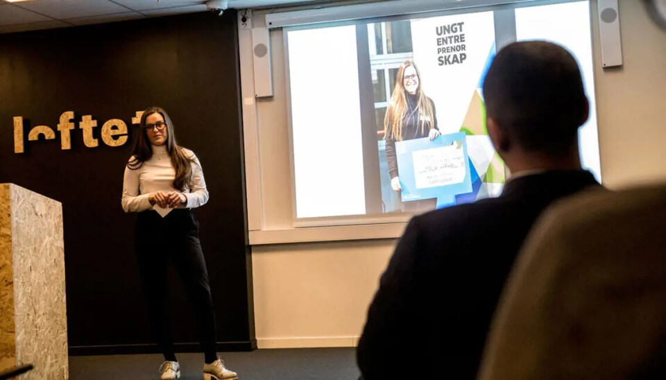 Innovative gründere, spesialiserte kunnskapsarbeidere og arbeidstakere med høy teknologisk kompetanse er blant vinnerne i fremtidens arbeidsmarked, mener artikkelforfatteren. Loftet på Kristiania er en kreativ møteplass for unge gründere, som kan skape egne arbeidsplasser i det nye arbeidslivet.