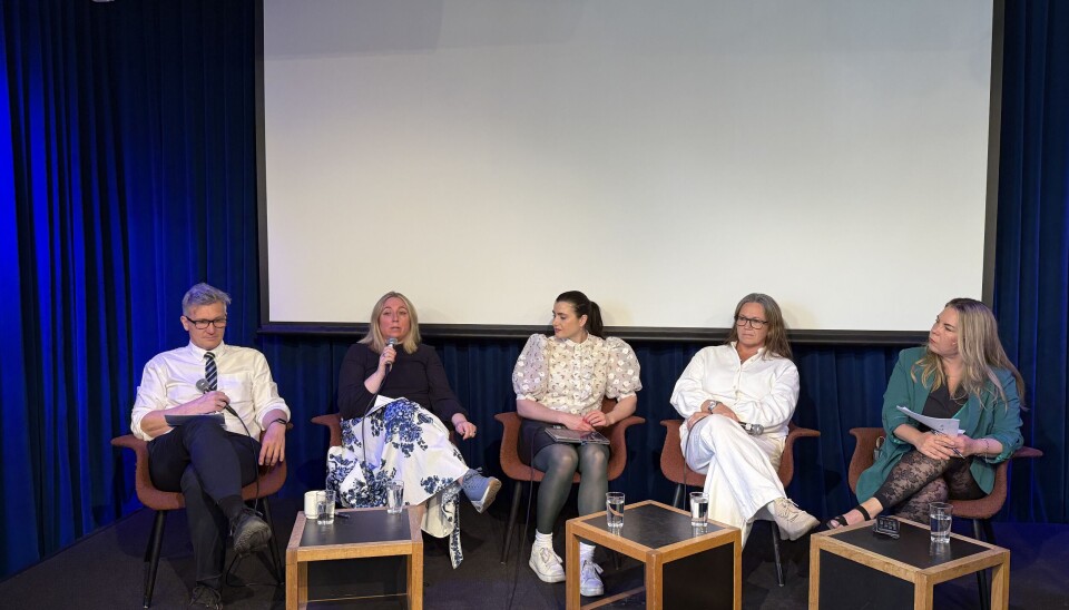 Fra venstre: Bjørn Erik Thon (Likestillings- og diskrimineringsombudet), Unn Kristin Olsen (Parat), Haugsbø (Tekna) og Trine Elisabeth Hammer (Arbeidstilsynet) deltok i panelsamtale under lanseringen av Trakasseringsbarometeret 2025.