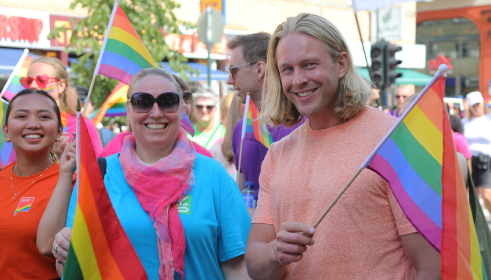 Parat-leder Unn Kristin Olsen i Pride-paraden sammen med flere glade Parat-medlemmer.