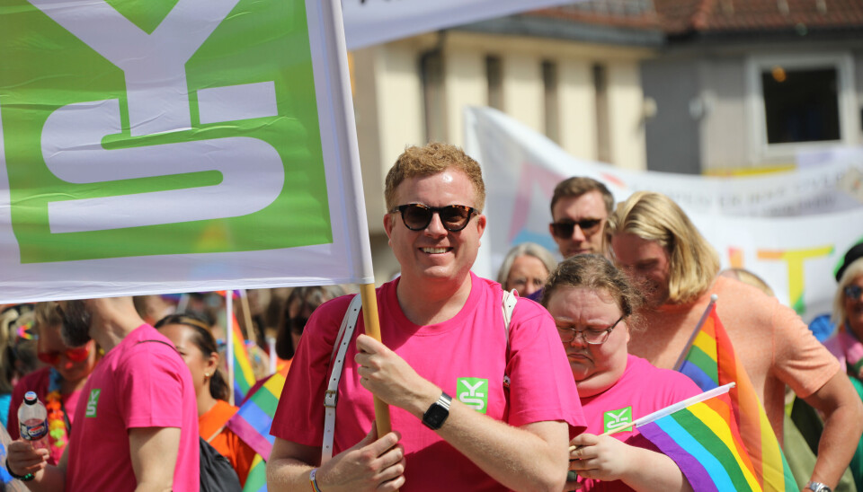 Parats nestleder, Rune Berge, bærer YS-banneret under årets Pride-markering.