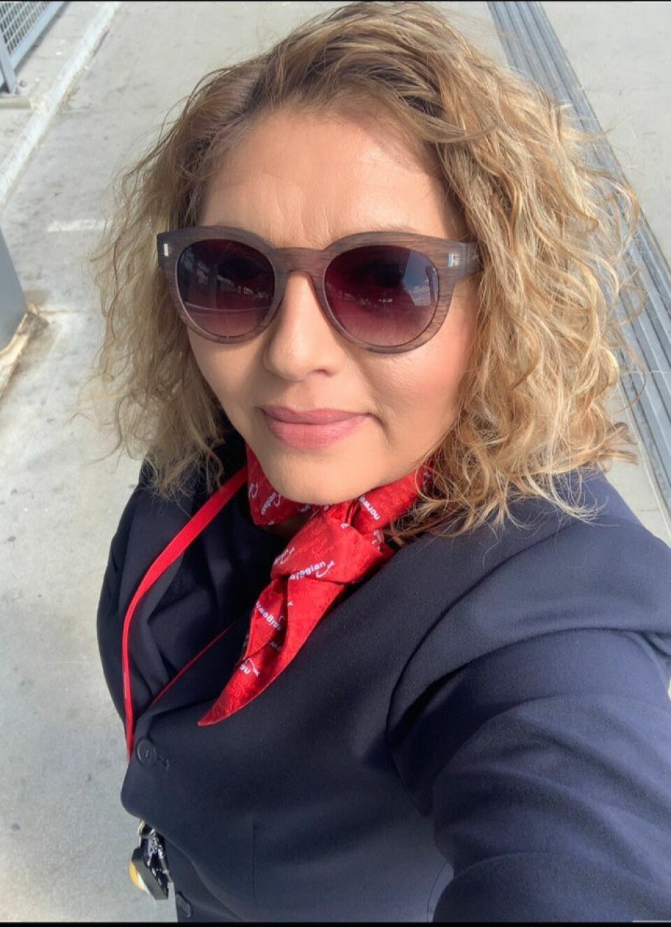 Lissette Karina Ramognini, Customer Service Agent i Red Handling Norway, koordinerer innsjekk og boarding med stødighet og smil – og tar seg tid til de yngste reisende.