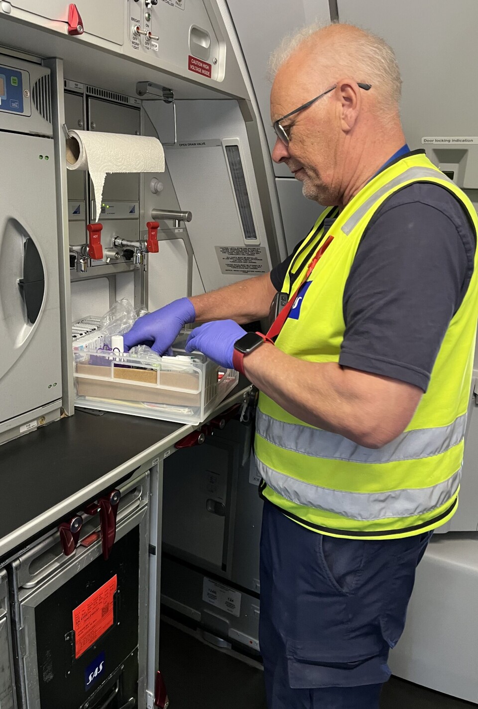 Øystein Lerdalen, lagleder i cabin equipment i SAS, sørger for at kabinen er ryddig, påfylt og klar til neste avgang – på minutter.