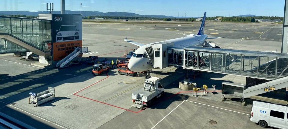 På Gardermoen jobber bakkemannskapet tett og raskt for å få alt klart før avgang – et samspill som utspiller seg bak kulissene på hver eneste flyreise.
