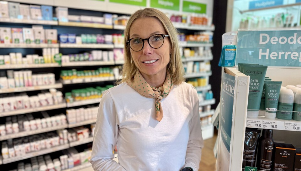 Apotektekniker Cathrine Bergquist opplever at det nye systemet gir mindre ansvar og mer venting i en hektisk arbeidshverdag.