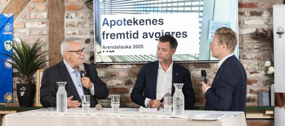 Bortimot rørende enighet mellom stortingsrepresentantene Bård Hoksrud fra Fremskrittspartiet (t.v.) og Truls Vasvik fra Arbeiderpartiet da de debatterte apotekbransjens rammevilkår i Arendal. Ordstyrer Thor-Arne Englund fra Apotekforeningen ledet det hele. Bortimot rørende enighet mellom stortingsrepresentantene Bård Hoksrud fra Fremskrittspartiet (t.v.) og Truls Vasvik fra Arbeiderpartiet da de debatterte apotekbransjens rammevilkår i Arendal. Ordstyrer Thor-Arne Englund fra Apotekforeningen ledet det hele.
