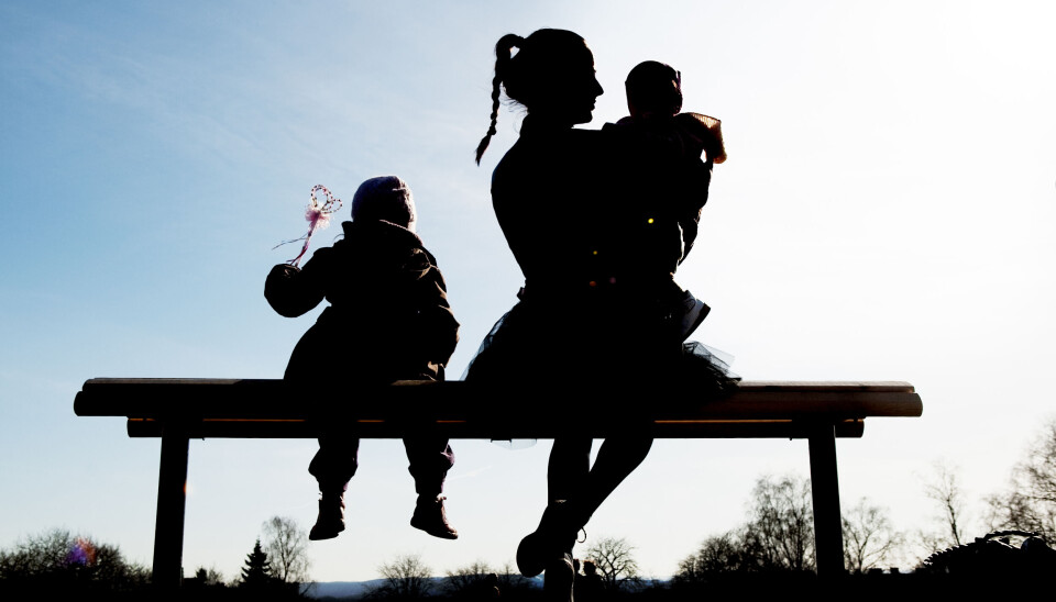 En ny rapport fra SIFO viser at barnefamilier med samlet inntekt under 800.000 kroner oftere opplever materielle mangler. Halvparten av alle enslige forsørgere sier de ikke har råd til nok og sunn mat.